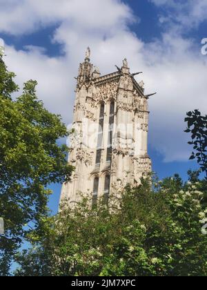 Das historische Saint-Jaques in Paris zeigt einen gotischen Turm und die beeindruckenden letzten Überreste einer Kirche. Stockfoto