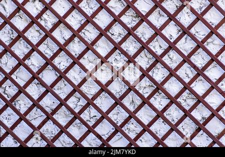 Holzgitter an der alten Wand, mit einer unebenen Oberfläche. Textur oder Hintergrund Stockfoto