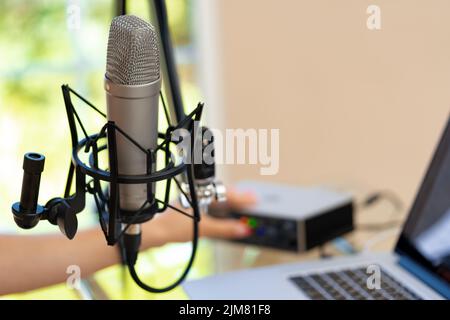 Nicht erkennbare junge Frau Hände anpassen Audio-Mixer Einstellung Ton in Heimstudio Nahaufnahme Stockfoto
