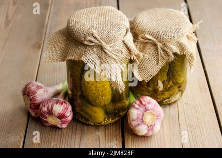 Eingelegte Gurken im Glas. Gesunde Ernährung Stockfoto