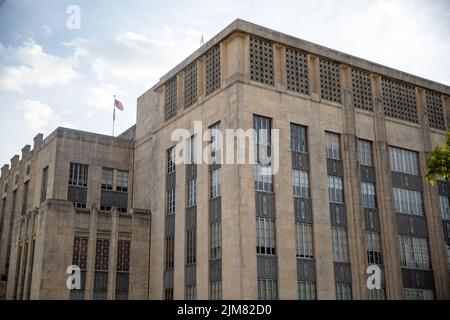 Travis County Courthouse, USA. 04. August 2022. Das Travis County Courthouse in Austin, Texas, am 4. August 2022. Die Jury vergibt $4 Millionen Schadenersatz an die Eltern des Opfers Sandy Hook im Diffamierungsverfahren von Alex Jones. (Foto von Stephanie Tacy/SIPA USA) Quelle: SIPA USA/Alamy Live News Stockfoto