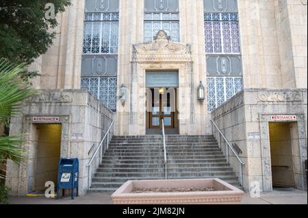 Travis County Courthouse, USA. 04. August 2022. Das Travis County Courthouse in Austin, Texas, am 4. August 2022. Die Jury vergibt $4 Millionen Schadenersatz an die Eltern des Opfers Sandy Hook im Diffamierungsverfahren von Alex Jones. (Foto von Stephanie Tacy/SIPA USA) Quelle: SIPA USA/Alamy Live News Stockfoto