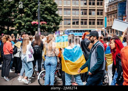 Glasgow, Scotalnd - 30. Juli 2022 Anti-Russland-Protest mit Teilnehmern, die Russland als terroristischen Staat anerkannt werden, Krieg in der Ukraine Stockfoto