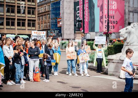 Glasgow, Scotalnd - 30. Juli 2022 Anti-Russland-Protest mit Teilnehmern, die Russland als terroristischen Staat anerkannt werden, Krieg in der Ukraine Stockfoto