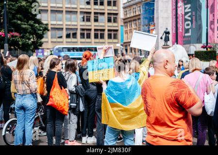 Glasgow, Scotalnd - 30. Juli 2022 Anti-Russland-Protest mit Teilnehmern, die Russland als terroristischen Staat anerkannt werden, Krieg in der Ukraine Stockfoto