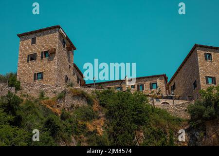 Überblick Froschpanorama der Burg von ulcinj von unten gesehen. Starke Festung in der Altstadt von Ulcinj. Stockfoto