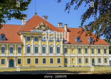 Vukovar, Kroatien - Juli 30. 2022. Stadtmuseum im Schloss Eltz in Vukovar, Region Slawonien Stockfoto