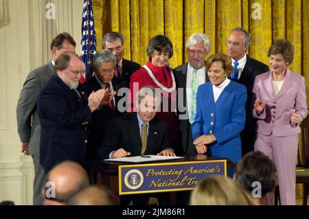 Büro des Sekretärs (Carlos Gutierrez) - 14. Präsident des Nationalen Meeresschutzgebiets George W. Bush und Sekretär Gutierrez Stockfoto
