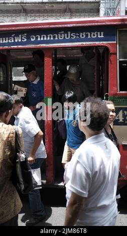 Pre Lockdown Menschen ein-und Aussteigen der lokalen Bus vor der Sperre nach Bangkok Thailand Stockfoto