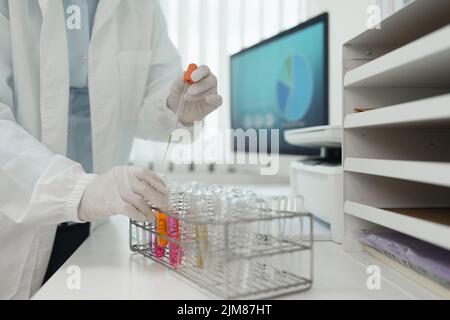 Wissenschaftler Forscher analysieren mit Reagenzglas medizinische Wissenschaft Labor Stockfoto