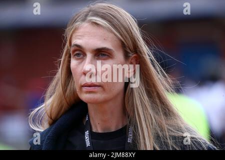 Lavinia Borromeo, die Ehefrau von John Elkann, sieht sich während des Freundschaftstreiches zwischen Juventus und Juventus U23 im Stadio Comunale am 4. August 2022 in Villar Perosa, Italien, an. Stockfoto