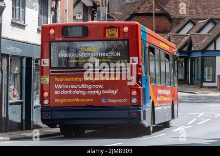 Busfahrer unter Anleitung, Postkutschenbus mit L-Platten und Recruiting NOW Message, UK. Mangel an Busfahrern, 2022 Stockfoto