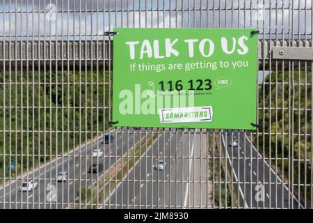 Samariter unterschreiben oder bemerken auf der Autobahnbrücke M3, um Selbstmorde zu verhindern, England, Großbritannien Stockfoto