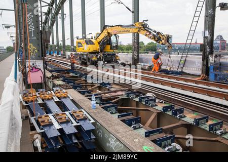 Verlegung neuer Gleise auf der Südbrücke, Straßenbagger Liebherr A 922 Rail, Köln, Deutschland. Legung neuer Gleise auf der Südbrücke, Zweiweg Stockfoto