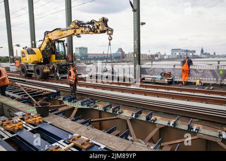 Verlegung neuer Gleise auf der Südbrücke, Straßenbagger Liebherr A 922 Rail, Köln, Deutschland. Legung neuer Gleise auf der Südbrücke, Zweiweg Stockfoto