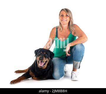 Reinrassiger alter Rottweiler vierzehn Jahre und sein Besitzer vor weißem Hintergrund Stockfoto