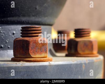 Alte rostige Metallmutter am Wasserventil aus Eisen Stockfoto