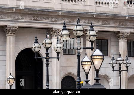 An dem Tag, an dem die Bank of England eine Zinserhöhung von 1,25% auf 1,75% ankündigte, die höchste Steigerung seit 27 Jahren, ist die Bank of England am 4.. August 2022 in der City of London, England, nach außen gestellt. Dieser Anstieg wird weithin als ein Abgleiten in Richtung Inflation mit einer Schrumpfung der britischen Wirtschaft gesehen - der Beginn seines Rückgangs in die Rezession im dritten Finanzquartal 2022. Stockfoto