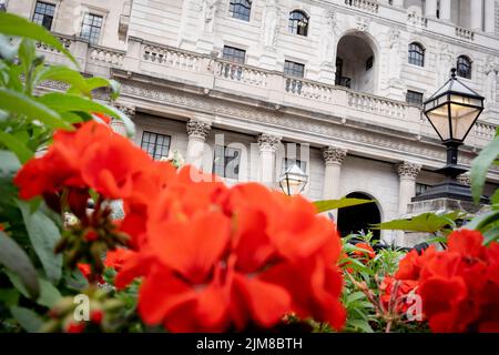 Am Tag, an dem die Bank of England eine Zinserhöhung von 1,25% auf 1,75% ankündigte, die höchste Erhöhung seit 27 Jahren, sind Blumen und ein Exterieur der Bank of England, am 4.. August 2022 in der City of London, England. Dieser Anstieg wird weithin als ein Abgleiten in Richtung Inflation mit einer Schrumpfung der britischen Wirtschaft gesehen - der Beginn seines Rückgangs in die Rezession im dritten Finanzquartal 2022. Stockfoto