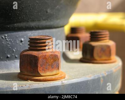 Alte rostige Metallmutter am Wasserventil aus Eisen Stockfoto