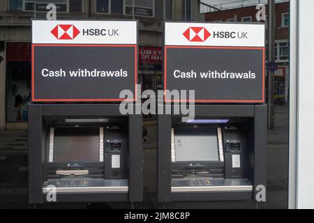 Slough, berkshire, Großbritannien. 4.. August 2022. Geldautomaten vor der HSBC-Bank in der Slough High Street. Cash Points gehören der Vergangenheit an, da viele Banken weiterhin schließen. Quelle: Maureen McLean/Alamy Stockfoto