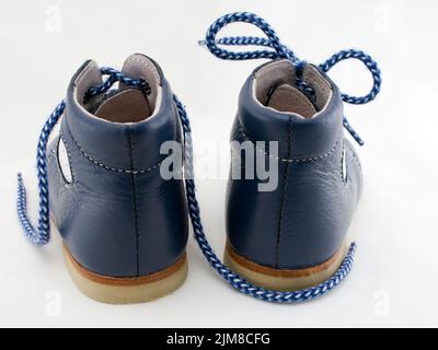 Zwei umarmte Schuhe in Liebe zwei umarmte Schuhe in Liebe Stockfoto