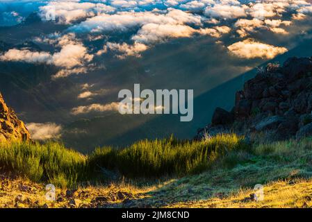 Bergkulisse von Madeira über Wolken Stockfoto