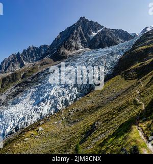 L'aiguille du Midi 3842 mètres et le Glacier des Bossons depuis la jonction. Stockfoto