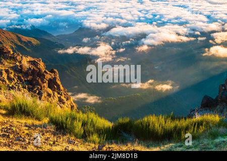 Wunderschöne Berglandschaft über Wolken Stockfoto