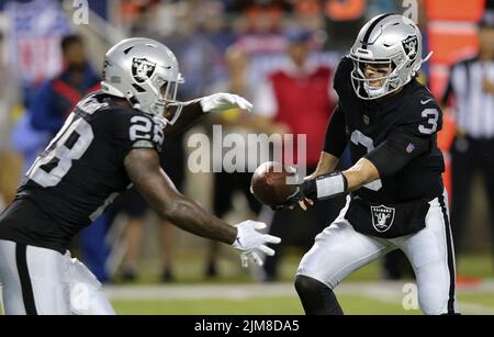 Canton, Vereinigte Staaten. 04. August 2022. Las Vegas Raiders Jarrett Stidham (3) übergibt den Ball an Josh Jacobs in der ersten Hälfte der Pro Football Hall of Game gegen die Jacksonville Jaguars in Canton, Ohio, am Donnerstag, den 4. August 2022. Foto von Aaron Josefczyk/UPI Credit: UPI/Alamy Live News Stockfoto