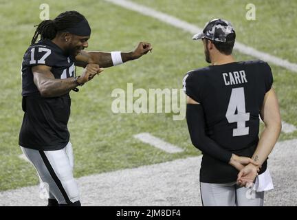 Canton, Vereinigte Staaten. 04. August 2022. Las Vegas Raiders Davante Adams (17) tanzt vor Derek Carr während der ersten Hälfte der Pro Football Hall of Game gegen die Jacksonville Jaguars in Canton, Ohio, am Donnerstag, den 4. August 2022. Foto von Aaron Josefczyk/UPI Credit: UPI/Alamy Live News Stockfoto