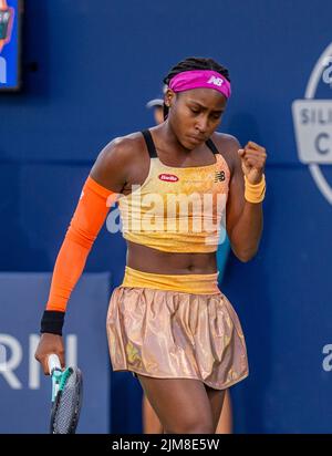 04. August 2022 San Jose, CA USA : Coco Gauff reagiert auf den Sieg gegen Naomi Osaka während der Mubadala Silicon Valley Classic Second Round Evening Session zwischen Naomi Osaka (JPN) und Coco Gauff (USA). Coco gewann das Spiel an der San Jose State University, San Jose Calif. Thurman James/CSM Stockfoto