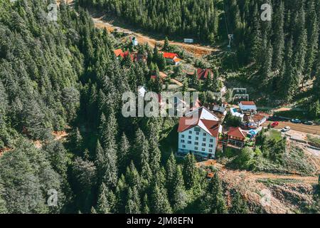.Schöne Aussicht vom Wanderweg in den Karpaten.Luftlandschaftssicht auf hohe Gipfel mit dunklen Pinienwäldern in wilden Bergen Stockfoto