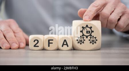 Holzblöcke mit Symbol des 2fa-Konzepts Stockfoto