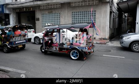 Menschen in Tuk Tuk Thanon Song Wat Gegend Chinatown Bangkok Thailand Stockfoto