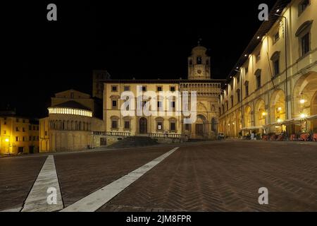 Arezzo 'Piazza grande' in der Nacht, Toskana, Italien Stockfoto