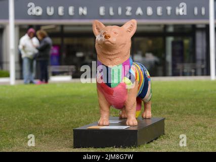 London, England, Großbritannien. Corgi-Hundestatue ('Jane' - von Rowena Mallet), die außerhalb des Queen Elizabeth II Center in Westminster als Teil der Queen' Stockfoto