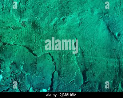 Alte Risse im Lack auf der Betonwand. Stockfoto
