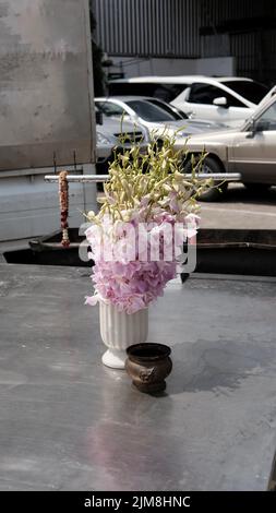 Natürliche Orchidee in einer Vase auf einer Veranda Bangkok Thailand Stockfoto