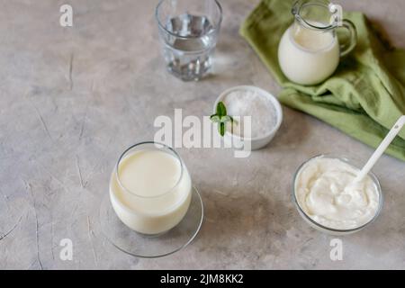 Ayran ist ein beliebtes erfrischendes Getränk aus dem Nahen Osten, das mit Joghurt, Wasser und Salz hergestellt wird. Betonboden Stockfoto