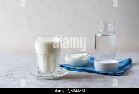 Ayran ist ein beliebtes erfrischendes Getränk aus dem Nahen Osten, das mit Joghurt, Wasser und Salz hergestellt wird. Konkreter Hintergrund Stockfoto