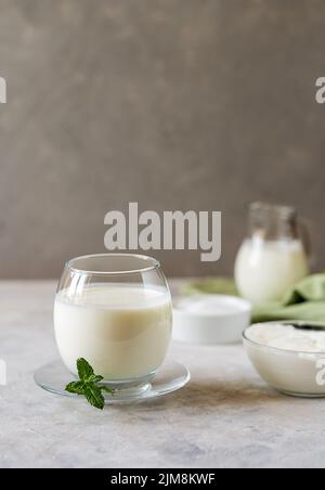 Ayran ist ein beliebtes erfrischendes Getränk aus dem Nahen Osten, das mit Joghurt, Wasser und Salz hergestellt wird. Konkreter Hintergrund Stockfoto