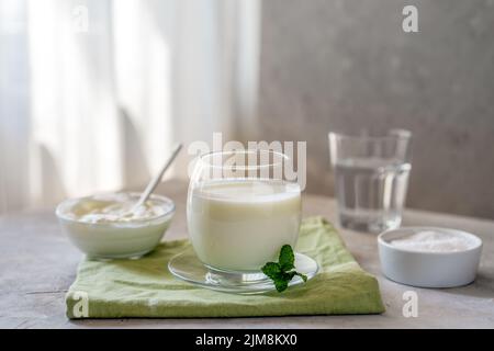 Ayran ist ein beliebtes erfrischendes Getränk aus dem Nahen Osten, das mit Joghurt, Wasser und Salz hergestellt wird Stockfoto