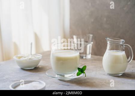 Ayran ist ein beliebtes erfrischendes Getränk aus dem Nahen Osten, das mit Joghurt, Wasser und Salz hergestellt wird Stockfoto