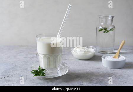 Ayran ist ein beliebtes erfrischendes Getränk aus dem Nahen Osten, das mit Joghurt, Wasser und Salz hergestellt wird. Konkreter Hintergrund Stockfoto