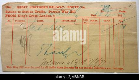 1886 Great Northern Railway (UK) - Ein Paketschein von 1877 für einen Mr Williamson - Kings Cross, London nach Whitby, Yorkshire. Es scheint ein verlorenes Paket zu erwähnen, aber es gibt Datumsfehler oder Verwirrung? Stockfoto