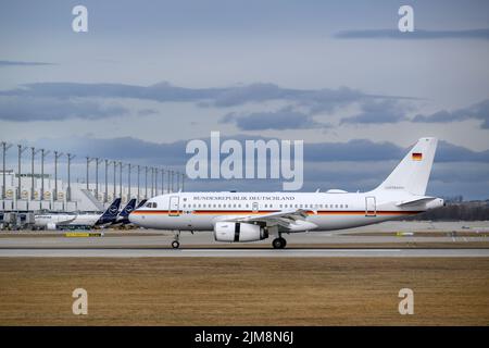 München, Deutschland - Februar 20. 2022 : Airbus A319-133 der deutschen Luftwaffe mit der Flugzeugzulassung 15+02 landet auf der Südbahn 26L von t Stockfoto