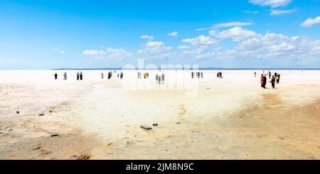 TUZ GOLU/TÜRKEI - 30. Juni 2022: Touristen am See von tuz Golu. Stockfoto