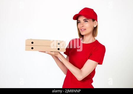 Pizza Lieferung Frau in Uniform hält Pizzakisten Stockfoto