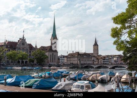 Zürich, Schweiz, 2022.07.28: Blick auf das Stadtzentrum und die Limmat. Im Hintergrund die Kirchen St. Peter und Fraumünster Stockfoto